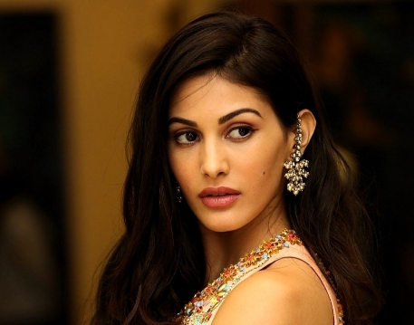 Amyra Dastur Mobile Pics